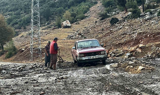 Mersin'de şiddetli yağış hayatı olumsuz etkiledi