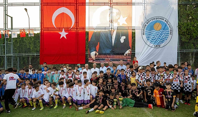 Mersin'de 'U-11U-12 Futbol Şenliği Ligi' ödül töreni ile son buldu