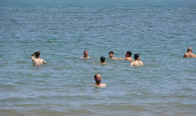 Mersin'de vatandaşlar serinlemek için deniz ve gölgelere akın ediyor