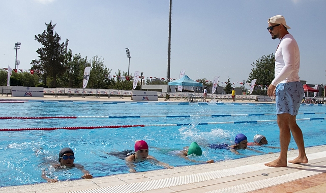 Mersin'de yüzme kursları sürüyor