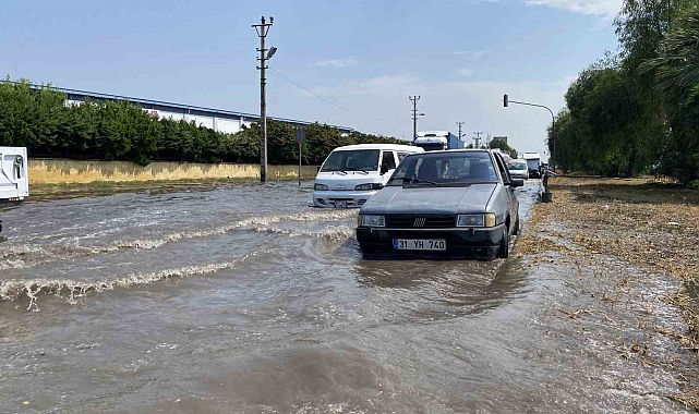 Mersin'deki sağanak araç trafiğini de olumsuz etkiledi