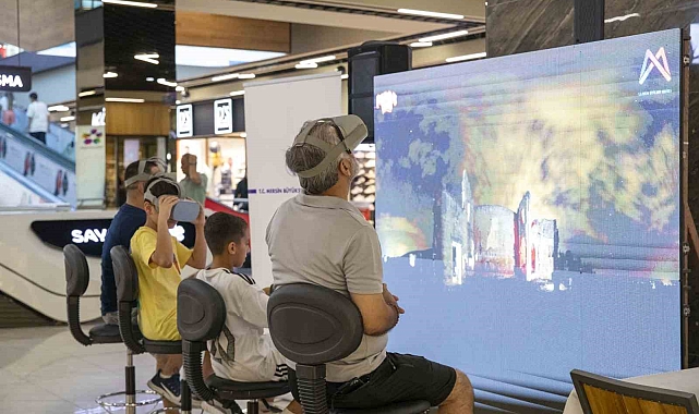 Mersin'in tarihi ve turistik yerlerini sanal gerçeklik gözlüğüyle keşfediyorlar