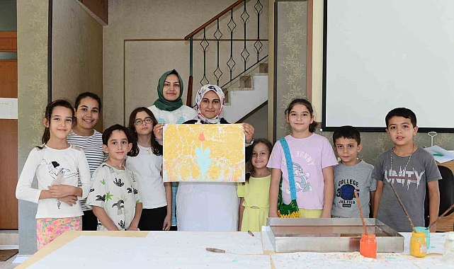 Minikler hayal gücünü ebru sanatına döktü