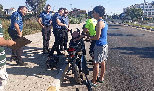 Motosiklet, köprü bariyerine çarptı: 2 yaralı