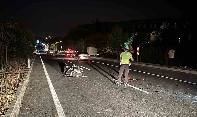 Motosikletle araca çarpıp yere düşen gence, yerde yatarken başka bir araç çarptı