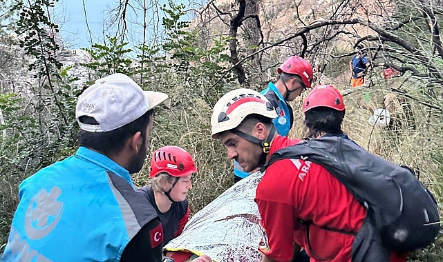 Ormanda kaybolup, çıktıkları kayalıklarda mahsur kalan 3 Rus turist kurtarıldı