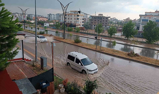 Osmaniye'de sağanak ve fırtınada sokaklar göle döndü