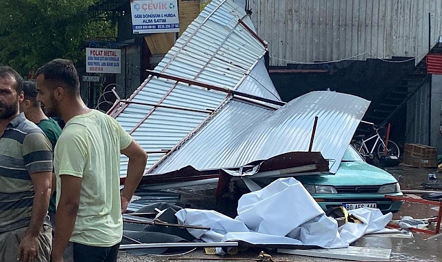 Osmaniye'de şiddetli fırtına çatıları uçurdu, yollar göle döndü