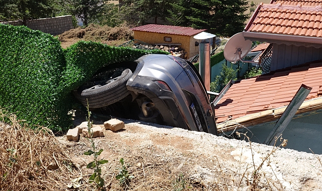 Otomobil, evin çatısı ile istinat duvarı arasına sıkıştı