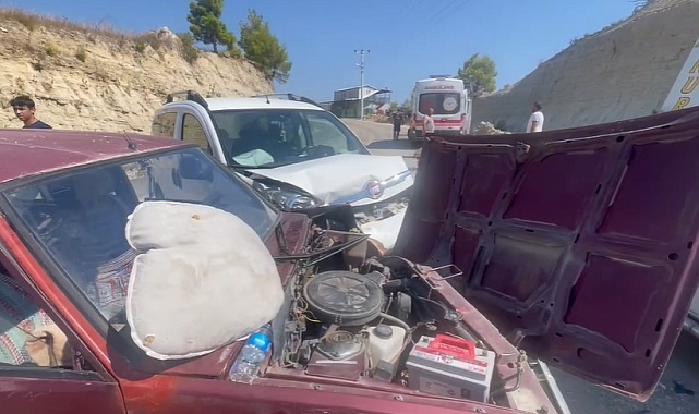 Otomobil ile hafif ticari araç kafa kafaya çarpıştı: 2 yaralı