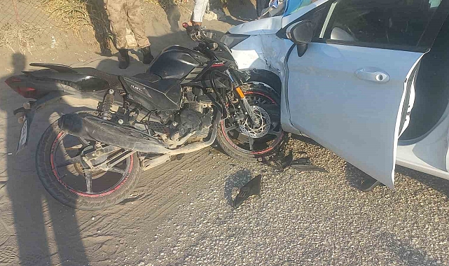 Otomobil ile motosiklet çarpıştı: 1 ağır yaralı