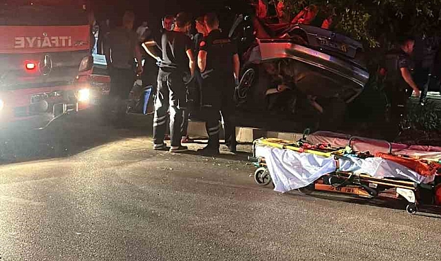 Otomobil refüjdeki direk ve ağaca çarptı: 2 ölü
