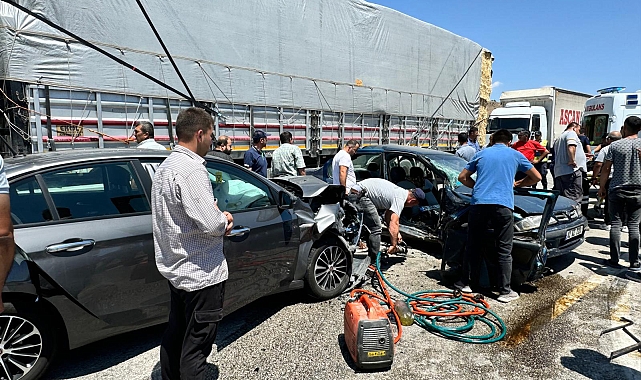 Otomobiller kavşakta çarpıştı: 1 ölü, 9 yaralı
