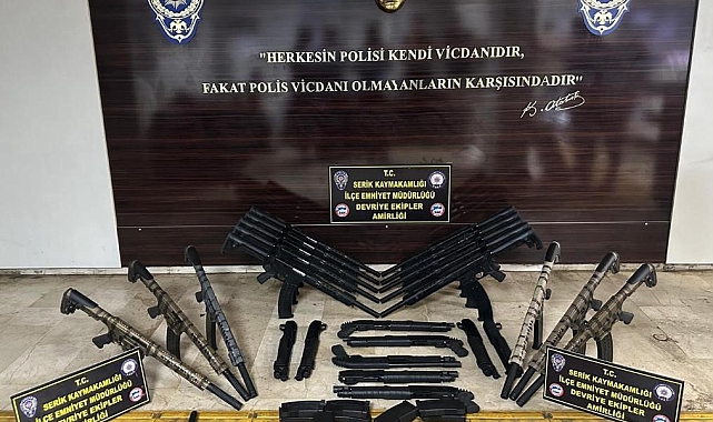 Polisten kaçıp kovalamacayla yakalanan araçtan 25 av tüfeği çıktı