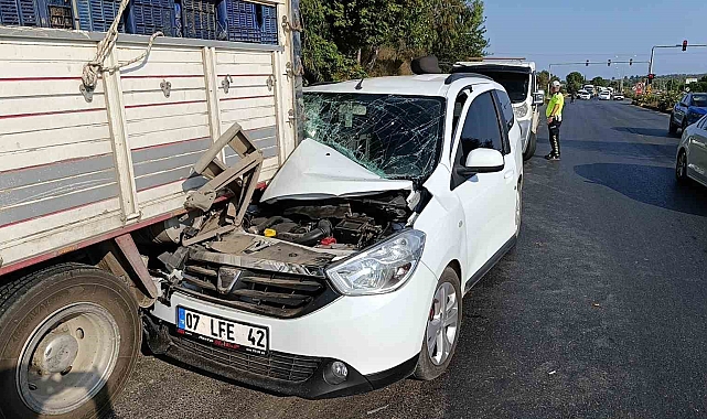 Portakal yüklü kamyona 'ok' gibi saplanan araç güçlükle bulunduğu yerden çıkarıldı