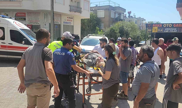 Sağlık ekiplerini beklerken yaralıyı güneşten korumak için seferber oldular