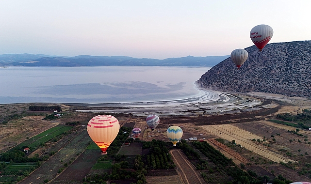 Salda Gölü'nün güzelliğini, sıcak hava balonlarıyla keşfettiler