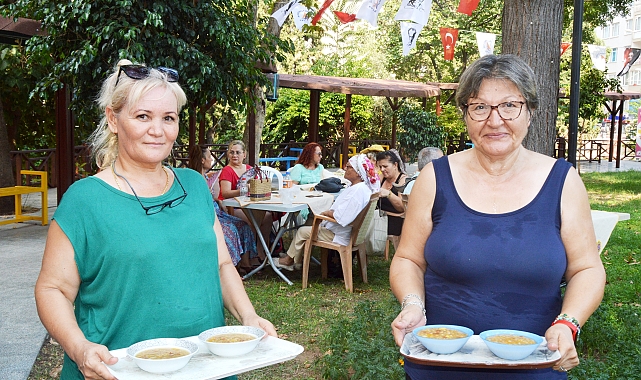 Sanatçılara aşure ikramı
