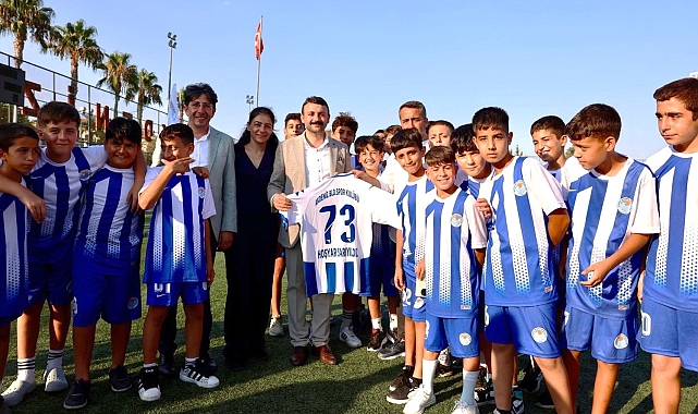 Sarıyıldız, geleceğin yıldızlarına forma hediye etti