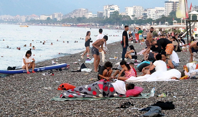 Sıcak havada sahilde sabahlayıp, gün doğumunda denize girdiler