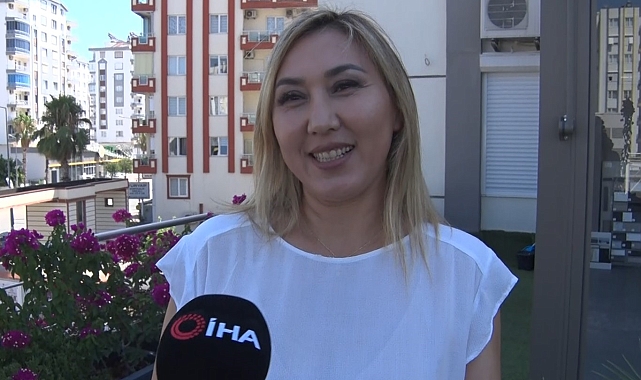 Sıcaktan bunalıp omzuna konan kargaya bardakla su ikramı