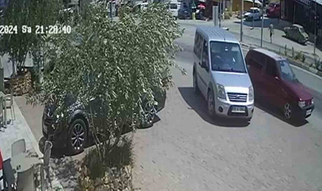 Sürücüsüz otomobil geri gitmeye başladı, bir vatandaş faciayı önledi