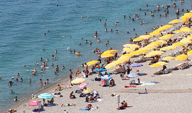 Termometreler 46 dereceyi gördü; Konyaaltı Sahili doldu