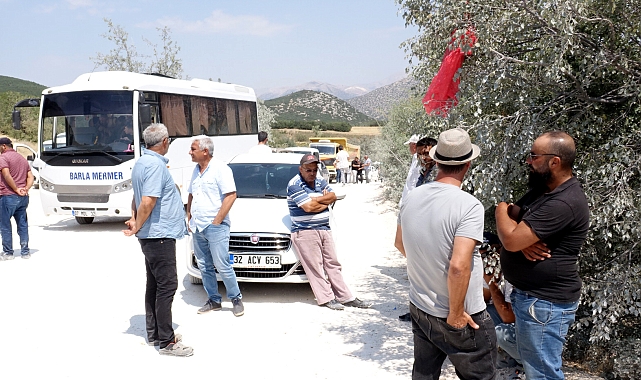 Toz nedeniyle güllerinin kuruduğunu söyleyip, arazisinden geçen yolu kapattı