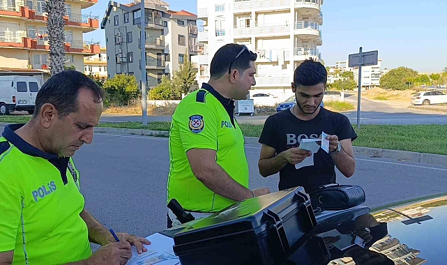 Trafiği tehlikeye düşüren genç sürücüye trafik polisinden az ceza çokça nasihat