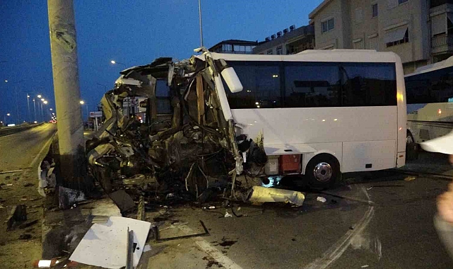 Turist taşıyan midibüs kontrolden çıkıp bariyer ve beton direğe çarptı: 1 ölü, 20 yaralı
