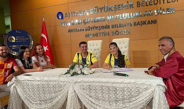 Yıllar sonra buluşan ilkokuldaki Fenerbahçe aşıkları, Dünya Fenerbahçeliler Günü'nde dünya evine girdi