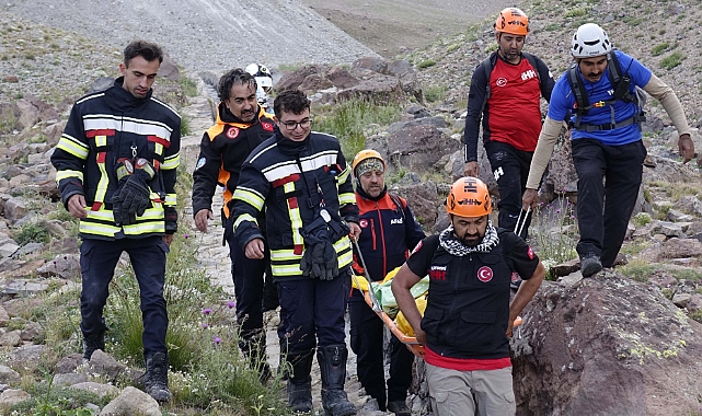 Zirve tırmanışı yaparken düşen kayalardan yaralanan 2 dağcı, 6 saatte kurtarıldı