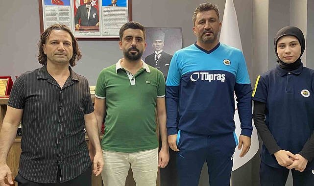 15 yaşında genç boksör Azra Nur Çetin Fenerbahçe'ye transfer oldu