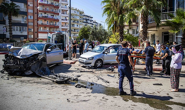 2 otomobil sokak kesişiminde çarpıştı: 3 yaralı