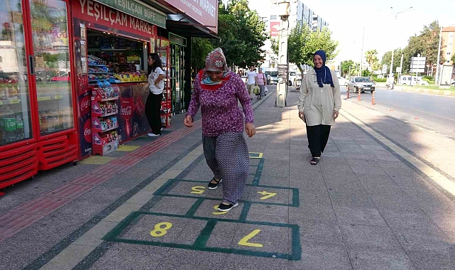 7'den 70'e her yaştan vatandaş 'sek sek' oynayarak geçiyor