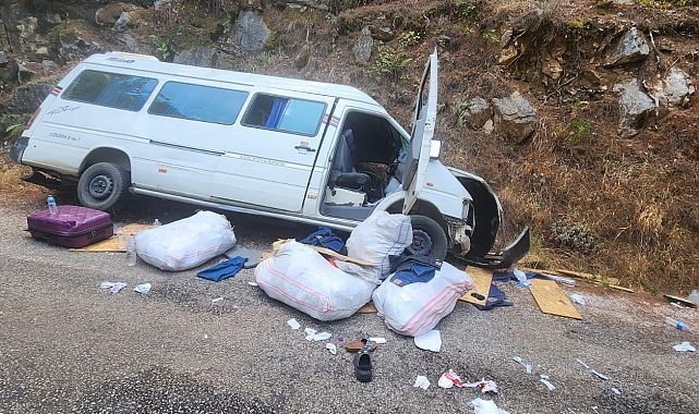 Alanya'da freni boşalan minibüs kayaya çarpıp devrildi: 3'ü çocuk 6 yaralı