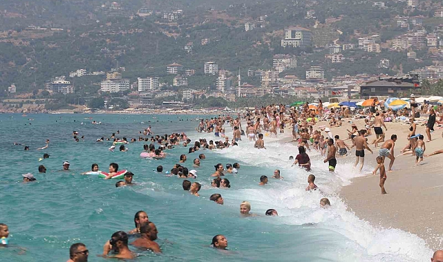 Alanya'da plajlar tıklım tıklım