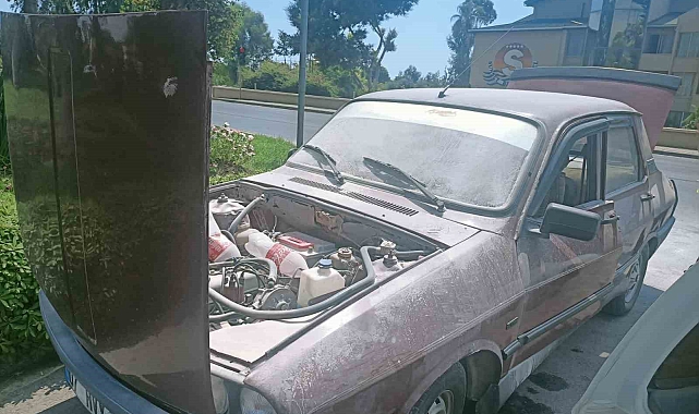 Alanya'da seyir halindeki otomobilde yangın paniği