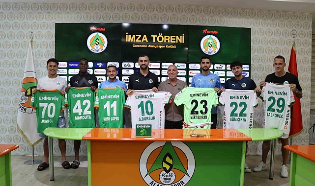 Alanyaspor, sözleşme yenilediği ve transfer ettiği futbolcularını tanıttı
