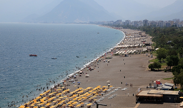 Antalya'da Gündüz Sokaklar Boş, Akşam Saatleri Yoğun