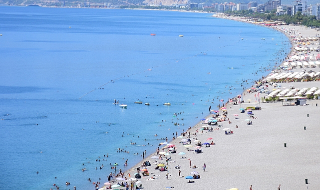 Antalya'da sıcaklar arttı vatandaş kendini sahile attı 