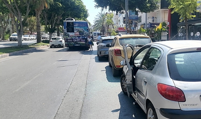 Antalya Muratpaşa'da İnanılmaz Olay! Halk Otobüsü Kapıya Çarptı
