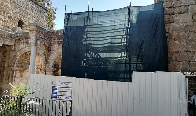 Antalya’nın Tarihi Yapısı Üç Kapılar’da Çalışmalar Devam Ediyor