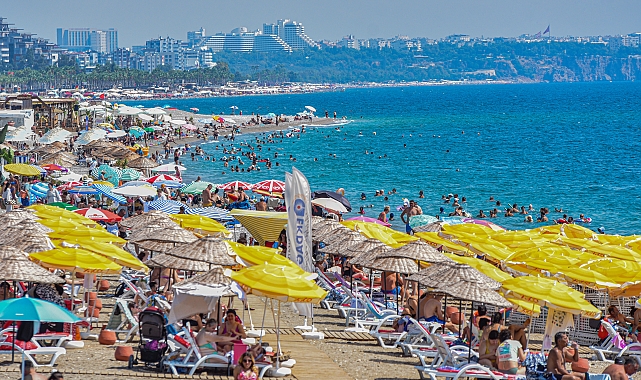 Antalya sahillerinde bayram yoğunluğu