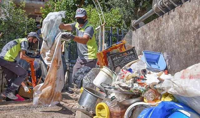 Antalya'da 4 katlı apartmandan 6 kamyon çöp çıktı
