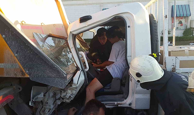 Antalya'da 5 araç birbirine girdi, sıkışanları itfaiye kurtardı