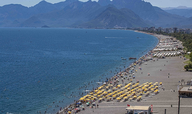 Antalya'da kavurucu sıcakta plajlar doldu