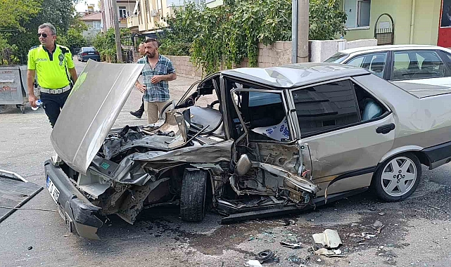 Antalya'da kazada 3 kişi yaralanırken, Tofaş Şahin hurdaya döndü