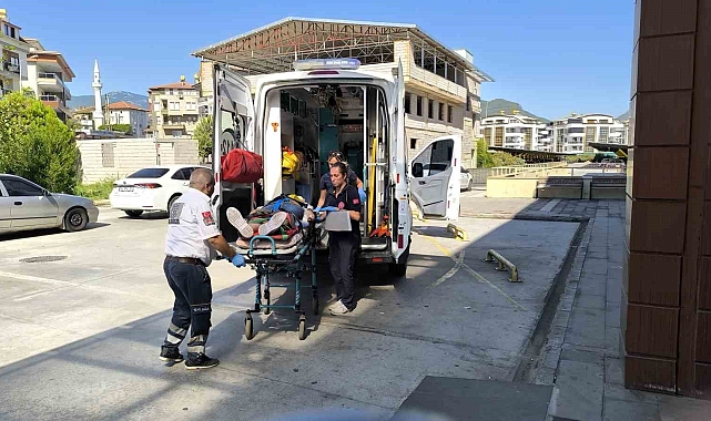 Antalya'da kontrolden çıkan cip uçuruma yuvarlandı: 2 yaralı