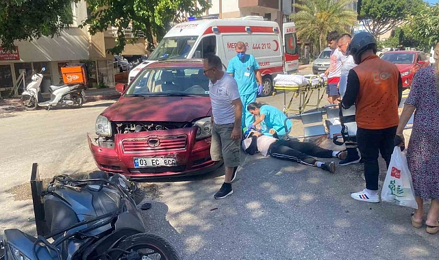 Antalya'da kurye motosikletten fırlayarak yaralandı: O anlar kamerada